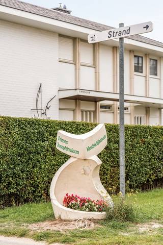 In de concessie van De Haan, op een steenworp van het strand, bevindt zich deze charmante halfopen woning. Met zijn zuid gerichte oriëntatie, een zeer lichtrijke woning en waar elke ruimte met zorg werd vernieuwd.<br /><br />De woning werd in 2024 grondig gerenoveerd met oog voor detail en duurzaamheid. Het resultaat is een helder en comfortabel interieur dat aanvoelt als een vakantiegevoel.<br /><br />De leefruimte met open haard vormt het hart van de woning : warm, uitnodigend en met een natuurlijke overgang naar de eetruimte en keuken. De keuken is praktisch ingedeeld en uitgevoerd in zachte tinten en natuurlijke materialen, wat zorgt voor een rustige uitstraling.<br /><br />Er zijn vier slaapkamers en twee badkamers, wat deze woning geschikt maakt als gezinswoning of als tweede verblijf aan zee. Buiten zorgt de verzorgde tuin voor privacy en een groen kader rondom de woning.<br /><br />De ligging op de Koninklijke Baan brengt het beste van De Haan samen: de nabijheid van het strand, de vlotte verbinding en de karaktervolle sfeer van de kust.