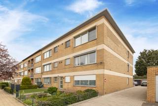 <strong>Appartement op de eerste verdieping, inclusief garage, nabij het centrum van Hoevenen!</strong><br /><br />Bent u op zoek naar <strong>appartement met potentieel</strong> in het centrum van Hoevenen?<br />Dan is dit <strong>appartement inclusief garage</strong> precies wat u zoekt!<br /><br /><strong>Indeling</strong><br />Via de gemeenschappelijke inkomhal bereiken we het appartement op de eerste verdieping. De <strong>private inkomhal</strong> geeft toegang tot de ruime <strong>leefruimte </strong>op laminaat, ingedeeld in een zit- en eethoek en voorzien van elektrische rolluiken.<br /><br />De <strong>volledig geïnstalleerde keuken</strong> is net vernieuwd en heeft enkel nog wat afwerking nodig.<br /><br />Verder vinden we een <strong>aparte berging</strong> met aansluiting voor wasmachine en de <strong>badkamer </strong>voorzien van douchecabine, lavabomeubel en een toilet.<br /><br />Tot slot zijn er <strong>twee slaapkamers</strong>, voorzien van rolluiken, waarvan één toegang geeft tot het terras.<br /><br /><strong>Extra informatie</strong><br /><strong>✔ EPC-label C - 244 kWh/ (m² jaar)</strong><br /><strong>✔ Elektriciteit conform</strong><br /><strong>✔ Asbestveilig!</strong><br /><strong>✔ </strong>Inclusief <strong>garagebox </strong>met elektrische poort!<br /><strong>✔ Gemeenschappelijke kosten = +-160 EUR/maand:</strong> Voorschot verwarming, privatief waterverbruik, onderhoud + elektriciteit gemeenschappelijke delen, syndicus, blokpolis.<br /><strong>✔ </strong>Verkoop vindt plaats onder het <strong>registratiestelsel</strong><br /><br /><strong>Interesse?</strong><br />Mis deze opportuniteit niet!<br />📞 03/568 03 03<br />✉️ info@vastgoed03.be