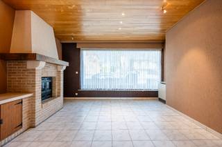 Algemeen<br />Welkom in deze verzorgde woning gelegen in de Lichterveldsestraat in Koolskamp. De woning ligt op een vijftal minuten van de oprit van de E403 te Lichtervelde van waaruit je makkelijk richting de kust of het binnenland kan.<br /><br />Indeling<br />Vanuit de inkomhal komen we in de ruime leefruimte, die voorzien is van een elektrische kachel. Hier is plaats voor zowel een comfortabele zithoek als een eethoek. Door ramen langs beide kanten geniet je hier van veel natuurlijk licht. Aansluitend bevindt zich de keuken, uitgerust met een dubbele spoelbak, elektrische kookplaat en oven. Vanuit de keuken is er bovendien toegang tot de praktische wasruimte en daarachter ligt de badkamer die is uitegerust met een toilet, douche en lavabo.<br />Op de eerste verdieping vinden we drie ruime slaapkamers die afgewerkt zijn met een laminaatvloer. Daarnaast beschikt de woning over een kelder van 21 m², ideaal als extra bergruimte. Er is bovendien ook een zolder van 41 m² met vaste trap die potentieel biedt om nog extra kamers te maken. De zuidoostgerichte tuin beschikt over een aangelegd terras waar het heerlijk vertoeven is op zonnige dagen. De tuin is zowel toegankelijk vanuit de inkomhal als vanuit de wasruimte, wat extra praktisch is. Achteraan vinden we een tuinhuis.<br /><br /><br />Troeven<br />* Parkeermogelijkheden voor de woning<br />* Zolder met potentieel tot extra kamers<br />* Zuidoostgerichte tuin met terras<br /><br />Wens je deze woning zelf te ontdekken? Neem contact op met Mathieu en plan jouw bezoek in!<br /><br />T: 0479 63 53 01<br />M: mathieu@gentill.be