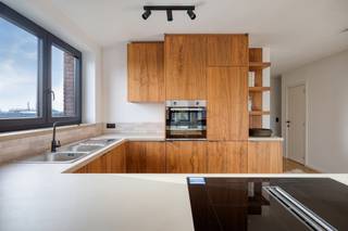 Volledig gerenoveerde duplex (V2) met 3 slaapkamers en 2 badkamers.Indeling:Deze prachtige duplex is gelegen op de tweede en tevens bovenste...