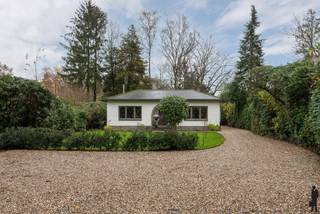 <strong>Charmante laagbouwwoning midden in het groen</strong> op <strong>zéér gegeerde locatie te Heide</strong>. Op wandelafstand van het <strong>centrum van Heide</strong>, winkels, station en scholen. <br /><br /><strong>Indeling:</strong><br />-een inkomhal met gastentoilet<br />-een zéér lichtrijke, ruime leefruimte met schouw en <strong>met zicht op de tuin</strong><br />-goed onderhouden keuken met een deur naar de tuin, ruime opbergkast en met<strong> zicht op de tuin</strong><br />-<strong>2 ruime slaapkamers<br /></strong>-een badkamer met bad, toilet, lavabo en aansluitingen voor wasmachine en droogkast hier werd recentelijk een nieuwe vloer gelegd en een nieuw meubel geplaatst.<br />-een kruipzolder met luik <br /><br /><strong>Prachtige tuin</strong> met <strong>veel privacy, een terras op het noorden en het zuiden</strong> en een garage.<br /><strong><br />Bijzonderheden:</strong><br />-<strong>nieuwe cv ketel</strong> van Vaillant (2019)<br />-<strong>glas vervangen</strong><br />-rolluiken<br />-<strong>geïsoleerde</strong> zoldervloer<br />-ruime<strong> kelder </strong>(ca.25m²) met aansluiting voor wasmachine en droogkast<br />-buitenkraantje<br />-<strong>conform EK attest </strong>(nieuwe elektriciteitskast)
