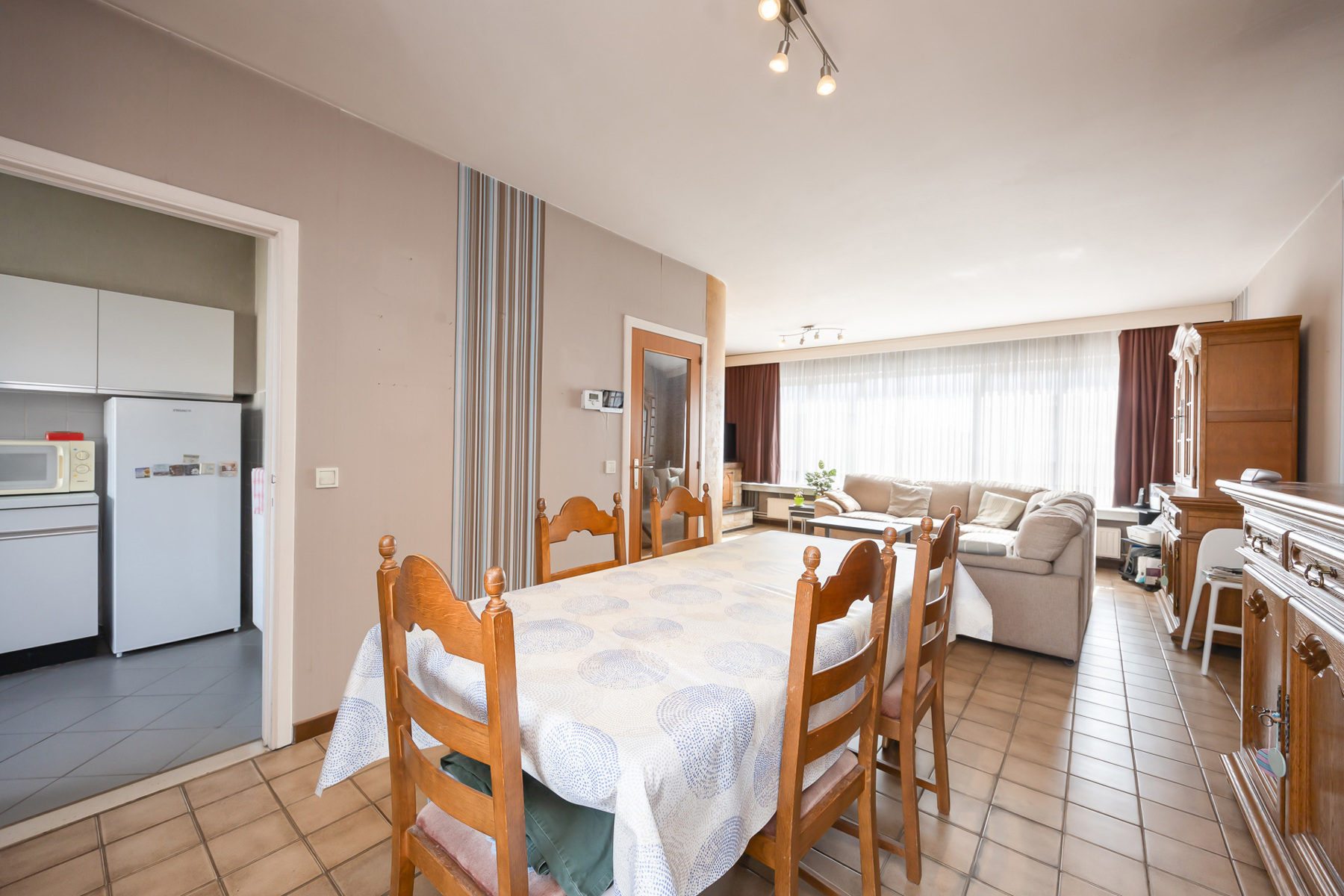 Gezellige halfopen bel-étage met oprit en zonnige tuin in Hoevenen! - foto 4