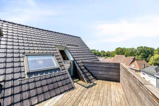 Deze woning bestaat uit twee woonentiteiten, waarvan voor €238 000, de drie bovenste verdiepingen met twee terrassen te koop staan. De gelijkvloerse verdieping is een aparte woonentiteit die achteraf kan worden bij gekocht. Dankzij de royale bewoonbare oppervlaktes en de doordachte indeling biedt dit pand alle ruimte voor wie groot wil wonen. Bovendien hebben we hier een EPC-met label C en is de elektriciteit volledig comform. Via de gemeenschappelijke inkomhal met de gelijkvloerse verdieping bereikt u de eerste verdieping, waar een stijlvolle en lichtrijke leefruimte met open keuken u meteen verwelkomt. Het grote schuifraam geeft uit op een aangenaam terras, waardoor binnen en buiten naadloos in elkaar overvloeien. Dit is de ideale plek om te genieten van een ontbijt in de zon of een gezellige avond. Op dezelfde verdieping bevinden zich een uitzonderlijk ruime slaapkamer, een comfortabele badkamer uitgerust met zowel een ligbad, een douche, mooi lavabomeubel en een afgesloten toilet. Er is bovendien ook een apart gastentoilet met prachtig lavabomeubel. Op deze verdieping en de tweede verdieping bevinden zich een was-en bergruimte.<br />De tweede verdieping telt opnieuw twee ruime slaapkamers, een apart toilet met groot lavabomeubel en die extra bijkomende bergruimte. Ook hier valt meteen op hoeveel plaats en comfort dit pand te bieden heeft. De bovenste verdieping vormt een ware privésuite. Hier vindt u een royale slaapkamer met inloopkast, een tweede badkamer met douche en toilet en een indrukwekkend terras waar u in alle rust geniet van een uniek panoramisch uitzicht over de Geraardsbergen, incl. de Oudenberg en de iconische Muur van Geraardsbergen. Bel of mail Karin voor een afspraak op het eerste bezoekmoment: 0468/12 68 62 - karin@albert.immo