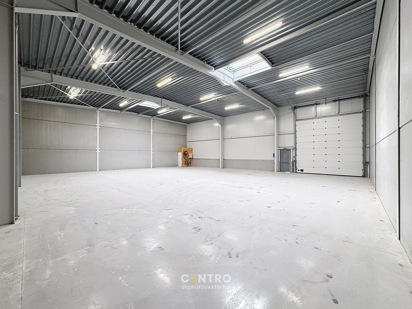 NB KMO-UNIT (359,8m²) te koop met 2 private parkeerplaatsen voor de deur, elektrische sectionaalpoort en sanitair blok op industriezone "Herdersbrug" te 8000 Brugge - photo 4