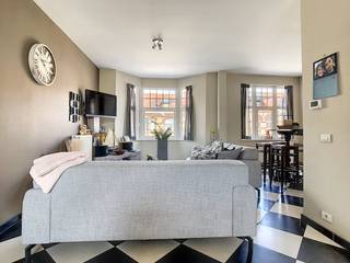 Maison très commodément située avec 3 chambres et terrasse spacieuse. Situé au centre mais à proximité des routes. Résidences spacieuses ! Favorable dans la consommation. Classification :<br /><br />Rez de chaussée : Hall d'entrée avec débarras.<br />Étage+1 : Entrée - spacieux séjour lumineux (45 m²) avec cheminée - cuisine ouverte (11 m²) avec réfrigérateur, plaque de cuisson, hotte, évier et placards - grande terrasse orientée sud (17 m²) avec débarras communicant.<br />Etage +2 : Hall de nuit avec 3 chambres (12 + 17 + 16 m²) - salle de bain spacieuse avec baignoire, douche, WC et mobilier de salle de bains avec double lavabo.<br /><br />=> Gratuit et prêt à emménager à partir du 01/10/2020.<br />=> CPE 247 kWh/m² - UC 124480.