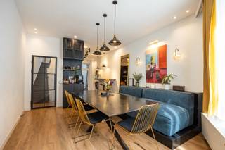 Rendabele Airbnb of co-housing met vier slaapkamers en stadskoer op een toplocatie nabij de Meir te hartje Antwerpen!De woning werd in 2024 van A tot...