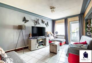 EIGENTIJDS OPGEKNAPTE HOEKWONING &amp; ENERGIEZUINIGE (EPC B!)  EENGEZINSWONING MET BUITENRUIMTE EN AUTOSTAANPLAATS. Deze hoekwoning vind je aan de uiterste rand van het stadscentum van Geraardsbergen grenzend aan de verbindingsweg Edingen-Geraardsbergen. De woning werd de voorbije jaren grondig aangepakt binnenin en ook van een nieuw dak en 21 zonnepanelen (+ THUISBATTERIJ) voorzien. De elektriciteit is CONFORM en de woning is energiezuinig (EPC level B) en heeft CV op gas.  Met de aanzienlijke bewoonbare oppervlakte van 144m2 is de woning zeker GROTER dan je zou denken. Indeling : 2 leefruimtes, met eerst een ruim bureau of chillzone en daarna dan de gezellige TV-hoek met eetplaats. Eigentijds vernieuwde hypergeïnstalleerde keuken en badkamer. Op de verdieping dan 3 slaapkamers + zolder die kan OMGEBOUWD worden tot TWEEDE BADKAMER (aansluitingen aanwezig). De buitenruimte is deels terras en andere verharding. Een grastuin is mogelijk, alsook TOEGANG MET DE WAGEN via de Edingseweg. Overal dubbel glas en isolatie volgens de huidige norm wat resulteert in een UITSTEKEND level B voor het EPC. Vraag uw INDIVIDUEEL bezoek met vastgoedmakelaar Cedric aan via tel naar zijn team op 054412500.