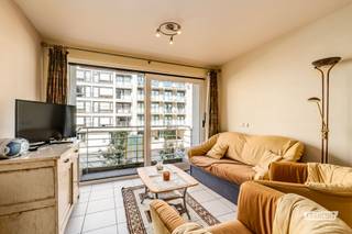 Gezellig instapklaar 2 slaapkamer appartement + slaaphoek op 50m van zee en 150m van zeilclub Sycod.<br /><br />Vlak bij winkels en brasserie Goed gevoel, gezellig terras, mooi lichtinval, geïnstalleerde keuken en badkamer. <br /><br />Ideaal als investering met 6 à 8 slaapplaatsen. Mogelijkheid tot aankopen van een ruime parkeerplaats (40.000 euro) in het gebouw.