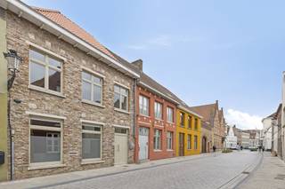 Langs de Sint-Jorisstraat (vlakbij de Ezelpoort, Scheepsdalelaan, Koningin Elisabethlaan...) in het centrum van Brugge bevindt zich dit...