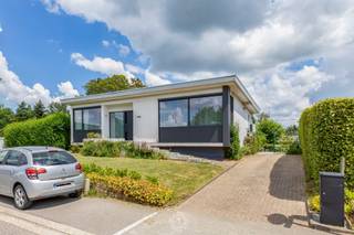 Deze verzorgde bungalow op een <strong>prachtig perceel</strong> biedt u een <strong>uitstekende bereikbaarheid</strong>. Naast haar wooncomfort blinkt deze woning ook technisch uit. Met een <strong>gunstig EPC-label B </strong>geniet u van een energiezuinige woning, mede dankzij de aanwezigheid van <strong>zonnepanelen, zonneboiler en airconditioning</strong>. Bovendien beschikt de woning over een <strong>conforme elektriciteitskeuring</strong>, zodat u zonder zorgen de toekomst tegemoet gaat.<br /><br />Via de <strong>verzorgde inkomhal</strong> met gastentoilet betreedt u de woning. Van hieruit komt u in de<strong> lichtrijke leefruimte</strong>, waar grote raampartijen, met <strong>automatische zonnescreens</strong>, zorgen voor een aangenaam ruimtegevoel en een <strong>prachtige connectie met de tuin</strong>. De woonkamer vormt dan ook het warme hart van de woning en nodigt uit om in alle seizoenen te genieten van het <strong>uitzicht op het groen</strong>.<br /><br />De <strong>uitgeruste keuken</strong> is instapklaar en biedt alle comfort voor dagelijks gebruik, uiterst handig is de aansluitende <strong>kelder</strong>. Verder beschikt de bungalow over<strong> drie slaapkamers</strong>, waarvan één iets compacter is. Deze ruimte is ideaal als kinderkamer, bureau of dressing. Een <strong>verzorgde badkamer</strong> en een praktische <strong>garage</strong> vervolledigen het geheel.<br /><br />Buiten komen de troeven pas echt volledig tot hun recht. De woning is gelegen op een<strong> prachtig perceel van meer dan 900 m² </strong>en beschikt over<strong> twee opritten</strong>, wat zorgt voor extra parkeergelegenheid en een vlotte toegankelijkheid. Het <strong>gezellige overdekte terras</strong> vormt de perfecte plek om het hele jaar door van het buitenleven te genieten, terwijl de fraai aangelegde tuin u alle ruimte biedt om te ontspannen. Hier geniet u van een uitzonderlijk gevoel van privacy en een aangename groene omgeving.<br /><br />Wenst u een bezoek in te plannen voor deze prachtige woning? Bel voor info of een vrijblijvend bezoek naar 03 502 98 74 of mail naar kristof@claves.be.