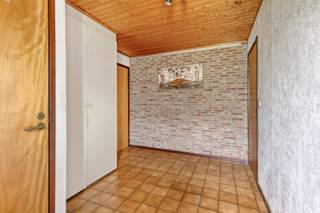 Een gelijkvloerse open bebouwing op 679 m² met tal van mogelijkheden....Via de zijtuin komen we aan de voordeur van deze woning. We komen binnen in...
