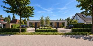 <p><strong>Bouwgrond van ca. 515 m² op rustige toplocatie in Oud-Turnhout</strong><br /><br />Bent u op zoek naar een bouwgrond waar u vandaag al kunt investeren in uw toekomst en morgen uw droomwoning kunt realiseren? Dan biedt dit perceel van ca. 515 m² in de geliefde Augustijnenstraat een unieke kans.<br /><br />Gelegen in een rustige en residentiële woonomgeving bevindt deze bouwgrond zich in een buurt waar gezinnen zich thuis voelen. De omgeving wordt gekenmerkt door verzorgde woningen, weinig doorgaand verkeer en een aangename combinatie van rust, groen en bereikbaarheid.<br /><br />Voor jonge gezinnen is dit een bijzonder interessante locatie. In de directe omgeving bevinden zich verschillende scholen, kinderopvangmogelijkheden en buitenschoolse activiteiten. Zo liggen onder meer Elementary Zwaneven en GBS SALTO in de gemeente, terwijl ook kinderopvangvoorzieningen zoals Kinderdagverblijf Het Bengelbos i-mens en Kinderdagverblijf ‘t Kroontje locatie Oud-Turnhout vlot bereikbaar zijn.<br /><br />Ook op vlak van vrije tijd heeft Oud-Turnhout veel te bieden. Sportclubs, recreatiemogelijkheden en een uitgebreid aanbod aan jeugdactiviteiten zorgen ervoor dat kinderen kunnen opgroeien in een actieve en gezonde omgeving. De gemeente investeert bovendien sterk in buitenschoolse opvang en activiteiten voor gezinnen. Dagelijkse voorzieningen bevinden zich eveneens binnen handbereik. Winkels voor de dagelijkse boodschappen zoals Colruyt, Albert Heijn - Oud-Turnhout en Lidl bevinden zich op korte afstand van het perceel.<br /><br />De beschikbare bouwvoorschriften bieden ruimte om een hedendaagse gezinswoning te realiseren met aandacht voor comfort, energiezuinigheid en duurzaamheid. Denk aan een ruime leefruimte met zicht op de tuin, een thuiskantoor, meerdere slaapkamers, garage en voldoende parkeergelegenheid op eigen terrein. Ook technieken zoals warmtepompen, zonnepanelen en regenwaterrecuperatie kunnen perfect geïntegreerd worden binnen een toekomstgerichte woonvisie.<br /><br />Wat deze bouwgrond extra aantrekkelijk maakt, is dat u niet onmiddellijk hoeft te bouwen. U kunt vandaag investeren in een kwalitatieve locatie en uw bouwproject rustig voorbereiden voor de komende jaren. Hierdoor combineert dit perceel zowel woonkwaliteit als investeringspotentieel.<br /><br />Oud-Turnhout staat bovendien bekend om zijn groene omgeving, uitgebreide fiets- en wandelmogelijkheden en hoge leefkwaliteit. De gemeente scoort sterk op toegankelijk groen en recreatiemogelijkheden, wat bijdraagt aan een aangename woonomgeving voor jong en oud.<br /><br />Met een perceelbreedte van 12 meter en een diepte van ongeveer 42,70 meter vormt dit perceel de ideale basis voor een ruime gezinswoning met inpandige garage en aangename tuin. De goedgekeurde verkavelingsvoorschriften voorzien ruime bouwmogelijkheden. Zo kan een woning worden gerealiseerd met 2 bouwlagen, een bouwdiepte tot circa 17 meter en een vrije dakvorm. Achteraan het perceel kan bijkomend een bijgebouw worden opgericht tot maximaal 40 m².</p><p><strong>Troeven:</strong><br />✔ Bouwgrond voor halfopen bebouwing<br />✔ Oppervlakte: 513 m²<br />✔ Straatbreedte: 12 m<br />✔ Perceeldiepte: ca. 42,70 m<br />✔ Geschikt voor ruime gezinswoning<br />✔ Inpandige garage voorzien<br />✔ Bijgebouw mogelijk tot 40 m²<br />✔ Rustige residentiële ligging<br />✔ Nabij winkels, scholen en openbaar vervoer<br />✔ Goede bereikbaarheid richting Turnhout en E34<br />✔ Geen bouwverplichting via aannemer<br /><br />Bent u op zoek naar een bouwgrond waar rust, gezinsvriendelijkheid, bereikbaarheid en toekomstmogelijkheden samenkomen? Dan is dit perceel zonder twijfel een bezoek waard.<br /> </p><p>Infoplicht: <br />Vg, Wg, Gmo, Gvkr, Vv, P-score: D, G-score: D. <br />Geen dagvaarding uitgebracht. Geen verkooprecht ruimtelijke ordening aanwezig.<br />Niet gelegen in een afgebakende oeverzone of overstromingsgebied. <br />Dit is geen aanbod, alle informatie is onder voorbehoud van materiële vergissingen en/of wijzigingen. <br />De vermelde oppervlaktes zijn louter indicatief.</p>