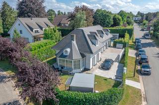 Exclusieve villa met zwembad en poolhouse te koop in een rustige, groene omgeving in Bouchout.De woning is omringd door groen en biedt absolute rust...