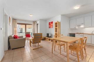 Op zoek naar een instapklaar appartement op een steenworp van de zee? Dit verzorgde appartement op de derde verdieping van een residentie met lift combineert een uitstekende ligging met een praktische indeling en is daardoor de ideale keuze als vaste woonst, tweede verblijf of investering.<br /><br />Met een bewoonbare oppervlakte van 60 m² beschikt het appartement over een ruime en lichtrijke woonkamer , een open keuken voorzien van een elektrische kookplaat, dampkap, koelkast  en voldoende kastruimte, een inkomhal, een ruime slaapkamer en een badkamer met douche en lavabomeubel. Daarnaast is er een praktische berging.  Aansluiting voor een wasmachine en/of droogkast heb je aan de linkerkant onder het keukenblad. In deze kamer staat momenteel een stapelbed. <br /><br />Zowel de woonkamer als de slaapkamer geven uit op het gezellige terras aan de rustige achterzijde van het gebouw, waar u in alle privacy kunt genieten van een ontspannen moment. <br /><br />De ligging is een absolute troef. De zee, het strand, de winkelstraten, supermarkten, gezellige restaurants en cafés bevinden zich op wandelafstand. Ook het openbaar vervoer is uitstekend bereikbaar met de tram-, bus- en treinstations op slechts enkele minuten wandelen.<br /><br />Bent u op zoek naar een appartement met een topligging aan de Belgische kust en tal van mogelijkheden? Aarzel dan niet en plan vandaag nog uw bezoek.