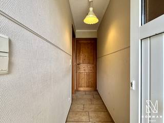 In een doodlopende straat is deze woning gelegen. Er is parkeerplaats recht tegenover de woning. De inkom bevat een apart toilet in de gang...
