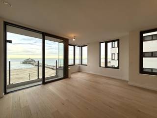 Op een absolute topligging aan de dijk, vlak bij de iconische Pier van Blankenberge, bevindt zich dit lichtrijke hoekappartement met twee...
