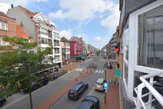 Bel appartement avec 2 chambres à coucher sur le côté ensoleillé de l'Avenue Lippens.  Immeuble bien entretenu. <br /><br />Entrée avec toilettes et buanderie, séjour lumineux avec petite terrasse et belle vue sur toute l'Avenue Lippens, cuisine ouverte, salle de bains, chambre avec salle de douche, deuxième chambre à coucher pour un lit double. Les deux chambres donnent sur une terrasse et peuvent accueillir un lit double. Cave dans le bâtiment.<br />Situation centrale, tout près du petit Delhaize et à 750mètres de la gare. <br /><br />EPC : 100 UC:33179692