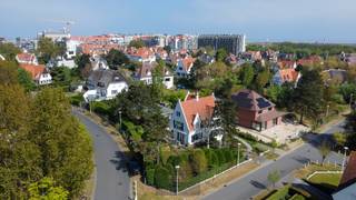 Grote villa met 4 slaapkamers op een groot hoekperceel van 1533m² gelegen centraal in de Simli-wijk te Nieuwpoort-Bad op wandelafstand van de zee...