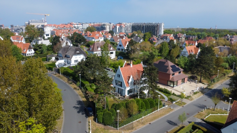 Grote villa op 1533m² gelegen centraal in de Simli-wijk te Nieuwpoort-Bad. - foto 1