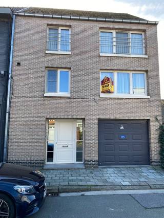 Deze halfopen bebouwing biedt een praktische indeling en een gunstige ligging in de stad. De woning ligt ook op wandelafstand van winkels,...
