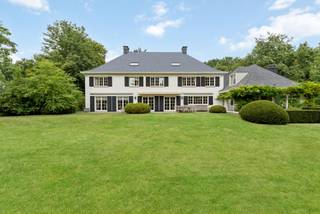 Op één van de meest gegeerde locaties van Brasschaat centrum bevindt zich deze charmante villa op een ruim perceel, waar rust, privacy en...