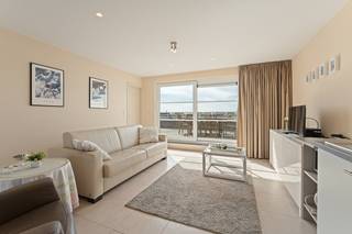 Prachtig , instapklaar dakappartement (6de verdieping) met ruime living, ingerichte keuken, badkamer met douche, lavabo in badkamermeubel en toilet, hal en 2 slaapkamers. Verder beschikt deze penthouse over 3 prachtige terrassen waarvan de grootste volledig aan de zonnekant gelegen is. <br />Op slechts 50 m. van de zee en in het centrum. <br />Mogelijkheid tot aankoop van een parkeerplaats (nr.3) in de Residentie.<br />Gemeenschappelijke fietsenberging. Private kelder inbegrepen.