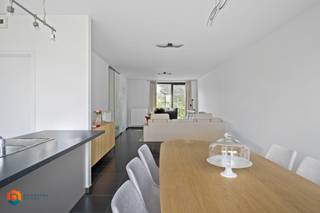Op een uitstekende locatie te Keerbergen bevindt zich deze energiezuinige half open bebouwing met 3 slaapkamers en leuke tuin. U geniet hier van de rustige ligging in een doodlopende straat, toch vlakbij scholen, het openbaar vervoer en het centrum van Keerbergen. <br /><br />We betreden de woning via de inkomhal met apart gastentoilet en vestiaire. De leefruimte geniet van veel lichtinval door de grote raampartijen. Deze kunt u inrichten met een gezellige zithoek en een aparte eetplaats met zicht op de tuin. Hier is de open keuken mooi geïntegreerd in het geheel en voorzien van de voornaamste, kwalitatieve toestellen. Aansluitend bevindt zich de berging/wasplaats. De nachthal op de eerste verdieping geeft ons toegang tot 3 slaapkamers, een apart toilet, een extra wasplaats/berging en de badkamer met dubbele lavabo, ligbad en douche. Tenslotte bevindt zich op de tweede verdieping nog een ruime stockagezolder, die mits het plaatsen van een vaste trap nog omgevormd kan worden tot vierde slaapkamer. In de verzorgde, sfeervolle tuin met aangelegd terras kunt u steeds in alle rust en privacy genieten van het mooie weer. Een tuinhuis met pergola biedt u daarbij voldoende ruimte voor opslag van tuinspullen en/of fietsen. Naast de woning beschikt u verder nog over een carport. Tenslotte is de woning voorzien van zonnepanelen en een laadpaal. De elektriciteit is conform en de EPC score bedraagt slechts 80. <br /><br />Dit is een uitstekende opportuniteit als u op zoek bent naar een rustig gelegen woning met 3 slaapkamers op een goede locatie te Keerbergen. Contacteer ons voor meer informatie op 0497 14 67 97 of via info@boonstravastgoed.be <br /><br />Bijzonderheden:<br />- Energiezuinig<br />- Rustige ligging<br />- 3 slaapkamers