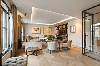 Au centre de Hasselt se trouve cette maison de maître exceptionnelle : une sublime combinaison de grandeur classique et de confort moderne.<br />Le site fait partie du noyau historique de la ville.<br />En ce lieu historique, la maison existante a été démolie en 2014 et entièrement reconstruite selon les plans de l'architecte Jo Berben. La livraison a eu lieu fin 2016.<br />Avec une surface habitable d'environ 400 m², une étiquette énergétique A et une finition excellente, il s'agit d'une maison de ville orientée vers l'avenir et durable où chaque détail a été soigneusement pensé.<br />Cette maison de ville exceptionnelle offre des espaces de vie généreux et élégants répartis sur plusieurs étages. Le hall d'entrée majestueux avec une hauteur sous plafond de près de 5 mètres, avec vestiaire pour les invités et vestiaire privé, forme un accueil impressionnant. Le salon lumineux et la cuisine de haute qualité avec îlot central forment le cœur de la maison et créent un endroit idéal pour vivre et recevoir des invités.<br />La maison dispose d'une suite parentale spacieuse avec dressing et salle de bains de luxe, ainsi qu'une chambre d'amis confortable et la possibilité de créer facilement une troisième chambre. De plus, la maison dispose d'une terrasse privée unique offrant un espace extérieur paisible en plein cœur de la ville.<br />Au dernier étage se trouvent deux espaces de travail intégrés avec des armoires de rangement encastrées de mur à mur, idéaux comme espace de travail élégant et pratique à domicile. Au sous-sol, il y a également une buanderie équipée d'armoires murales de rangement et une salle de fitness spacieuse.<br /><br />Caractéristiques exceptionnelles<br />- Emplacement historique avec architecture intemporelle<br />- 400 m² de luxe et de raffinement pur<br />- Intimité absolue avec vue panoramique<br />- Deux chambres à coucher (possibilité de trois)<br />- Deux salles de bains<br />- Ascenseur élégamment aménagé avec carreaux de céramique vitrifiés en continu<br />- Garage intégré + possibilité de garage supplémentaire (option)<br />- Étiquette énergétique A<br />- Climatisation, chauffage et système de ventilation<br />- Chauffage au sol et mural dans toute la maison<br />- Panneaux solaires<br />- Système audio Bose intégré et téléviseur grand écran Samsung design<br />- Domotique Niko (également contrôlable via smartphone)<br />- Système d'alarme et de caméras avec centre de surveillance<br />- Système de détection d'incendie<br /><br />Une offre rare où la dynamique urbaine, le calme, le confort et le luxe se réunissent harmonieusement au cœur de Hasselt. Une maison avec une histoire - et une place unique dans l'histoire de Hasselt.
