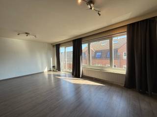 Dit appartement is gelegen in het centrum van Tessenderlo-HamVia de trap bereiken we de tweede verdieping waar we binnen treden in de woonkamer met...