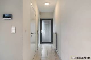 Duplex appartement van 127 m² langs de Dorpsstraat in As. Door zijn centrale ligging zijn alle basisvoorzieningen en de autostrade vlot bereikbaar. <br /><br />Het appartement is als volgt ingedeeld: <br />- Inkomhal, apart toilet, berging/wasplaats, woonkamer met open keuken en groot terras op de eerste verdieping. <br />- Nachthal, twee slaapkamers en badkamer op de tweede verdieping. <br /><br />Gunstig EPC (label A) en onmiddellijk beschikbaar!