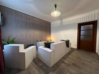 <p><span>Instapklare <strong>RIJWONING </strong>met <strong>VERNIEUWDE KEUKEN </strong>en <strong>ENERGIEZUINIGE VOORZIENINGEN </strong>biedt <strong>COMFORT </strong>en <strong>RENDEMENT </strong>vlak bij het <strong>CENTRUM VAN RONSE</strong>. Deze <strong>CHARMANTE STARTERS- OF OPBRENGSTEIGENDOM </strong>combineert een <strong>GEZELLIGE LEEFRUIMTE </strong>met <strong>EETGEDEELTE</strong>, een <strong>RECENT GERENOVEERDE KEUKEN </strong>en een <strong>INGERICHTE BADKAMER</strong>. Op de eerste verdieping bevinden zich <strong>TWEE VOLWAARDIGE SLAAPKAMERS</strong>, terwijl de <strong>ZOLDERRUIMTE </strong>nog naar wens kan worden ingericht als <strong>EXTRA KAMER </strong>of handige <strong>OPSLAG</strong>. Buiten geniet u van een <strong>GEDEELD KOERTJE </strong>en een <strong>PRAKTISCHE ACHTERUITGANG </strong>via de <strong>GROTE MARIJVE</strong>. Dankzij het <strong>GEÏSOLEERDE DAK </strong>en de <strong>CENTRALE VERWARMING OP AARDGAS </strong>is deze woning niet alleen <strong>COMFORTABEL</strong>, maar ook <strong>KOSTENBESPAREND</strong>. De ligging op <strong>WANDEL- EN FIETSAFSTAND </strong>van <strong>WINKELS</strong>, <strong>SCHOLEN </strong>en <strong>OPENBAAR VERVOER</strong>, én de <strong>VLOTTE VERBINDING </strong>naar de N60 richting <strong>OUDENAARDE </strong>en <strong>GENT </strong>maken dit een <strong>INTERESSANTE KEUZE </strong>voor zowel <strong>STARTERS </strong>als <strong>INVESTEERDERS </strong>die op zoek zijn naar een <strong>AANTREKKELIJK RENDEMENT </strong>van circa 3%.</span></p>
<br />Adres: Bredestraat 29 te Ronse