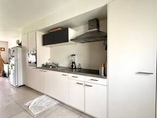 Ontdek deze instapklare, duurzame BEN-woning (Bijna-EnergieNeutraal) in een rustige, kindvriendelijke buurt in Zwevegem. Deze stijlvolle woning combineert hedendaags wooncomfort met een bijzonder laag energieverbruik, ideaal voor wie toekomstgericht wil wonen.<br /><br />Indeling:<br />Bij het binnenkomen betreed je een lichtrijke leefruimte met open keuken, voorzien van alle moderne toestellen. Dankzij de grote raampartijen geniet je hier van veel natuurlijk licht en een mooi uitzicht op de tuin. Verder heb je nog een praktische berging en een apart toilet.<br />Op de eerste verdieping bevinden zich drie slaapkamers, een apart toilet en een moderne badkamer met inloopdouche, bad en wastafel. <br /><br />Extra troeven:<br />- BEN-woning: energiezuinig, lage energiefactuur<br />- 3 slaapkamers<br />- Carport + tuinberging/fietsberging<br />- Volledig aangelegde tuin met terras<br /><br />Gelegen nabij winkels, scholen en vlotte verbindingen<br />Deze woning is de perfecte mix van comfort, duurzaamheid en een uitstekende ligging. De woning is verhuurd voor lange termijn dus ideaal voor investeerders.<br />Wens je een bezoek of meer info? Neem gerust contact op en ontdek zelf het wooncomfort van deze toekomstgerichte woning.