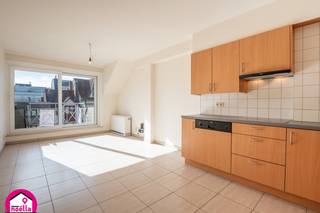 Appartement moderne de 2 chambres avec terrasse ensoleillée dans un emplacement de choix !
Vous recherchez un appartement où lumière, confort et emplacement s'harmonisent à la perfection ? Alors ce charmant appartement saura vous séduire d'emblée. Situé sur une place calme et piétonne, à quelques pas de la mer, des commerces et des transports en commun, vous y profiterez chaque jour d'une qualité de vie exceptionnelle. Un hall d'entrée avec possibilité de vestiaire, un espace de vie lumineux avec cuisine ouverte, 2 chambres, un débarras pratique et une terrasse ensoleillée orientée sud-ouest.
Contactez-nous dès aujourd'hui pour une visite ! 0471 10 63 68