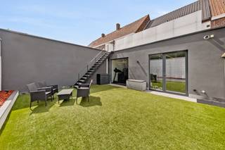 TOPGELEGEN commercieel handelspand met appartement. Bruikbare oppervlakte van 300 m2. Veel potentieel op een ZICHTLOCATIE! Ideaal voor vrije...