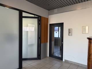 Praktijk - en/ of kantoorruimte te huur in hartje Aalst! Vlakbij het station en centrum tref je deze handelsruimte geschikt voor meerdere...