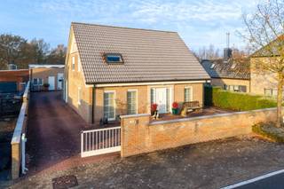Statige ruime villa met dubbele garage en grote loods met ingerichte studio.<br /><br />Deze mooie ruime villa biedt een uitzonderlijke combinatie van wonen en werken. De woning beschikt over een royale woonoppervlakte, veel lichtinval en een uitstekende indeling. Bovendien is er een grote loods met bureau en een volledig ingerichte studio op de verdieping. Ideaal voor een zelfstandige, hobbyruimte of wie veel ruimte nodig heeft. De woning is goed gelegen vlakbij het kanaal Gent-Brugge. Rustig en landelijk wonen en toch een vlotte verbinding naar de invalswegen. <br /><br />INDELING<br />Gelijkvloers: inkomhal met rechts een bureauruimte en links een gezellige zit- en eetplaats. Verder een lichtrijke leefruimte, een grote leefveranda met design gashaard, een volledig ingerichte keuken met aansluitend een berging en wasplaats. Verder is er nog een tweede bureauruimte. Vanuit de woning is er eveneens toegang tot de dubbele garage.<br />Eerste verdieping: drie ruime slaapkamers en een badkamer met ligbad, regendouche, toilet en wasmeubel.<br /><br />BUITEN: ruime loods met afzonderlijke bureauruimte, opslagruimte en op de verdieping is er een volledig ingerichte studio bestaande uit een leefruimte met houtcassette en een ingebouwde infraroodcabine.<br />Het perceel is rondom omheind en voorzien van een automatisch hekken. <br /><br />EXTRA INFORMATIE:<br />Woonoppervlakte: 264 m²<br />EPC: energielabel D (309 kWh/m²/jaar)<br />Zonnepanelen: 48 panelen (72m²)<br /><br />Stedenbouwkundige inlichtingen: in aanvraag<br /><br /><br />Voor meer informatie of een bezoek bel 7/7 - 050 550 750 - info@perspectiefvastgoed.be