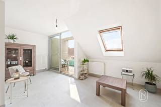 TE KOOP: Instapklaar volledig gerenoveerd appartement met zonnig terras in het centrum van DesselgemOntdek dit stijlvol gerenoveerde appartement in het hart van Desselgem. Dit energiezuinige appartement (bouwjaar 2009) werd grondig vernieuwd in 2025/2026 en bevindt zich op de 2e verdieping van een verzorgde residentie met lift. De ideale woonst voor wie op zoek is naar comfort, een kwalitatieve afwerking en een centrale ligging of investeerders.INDELING: inkomhal met apart toilet, lichtrijke leefruimte met groot schuifraam en toegang tot het vernieuwde zuidgerichte terras in padouk, volledig uitgeruste keuken met kwalitatieve SMEG-toestellen, praktische berging, 2 slaapkamers, waarvan één met mooi uitzicht op de groene omgeving langs de Leie, en een verzorgde badkamer met lavabomeubel, kolomkast en handdoekradiator. Achteraan het gebouw bevindt zich bovendien een private autostaanplaats voor €14.000TROEVEN:* volledig gerenoveerd in 2025 en 2026* instapklaar en afgewerkt met kwalitatieve materialen* EPC-label B (108 kWh/m²) – geen renovatieverplichting* conforme elektrische installatie* zuidgericht terras in padouk* private autostaanplaats bij te kopen* lift aanwezig* vlakbij de LeieBezoek na afspraak met Immo Beguin: charlotte@immobeguin.be