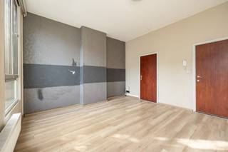 Gelegen in de levendige Nationalestraat, op wandelafstand van het historische stadscentrum, tal van winkels, openbaar vervoer en de trendy wijk ’t Zuid, bevindt zich dit karaktervolle gebouw met renovatiepotentieel. De ligging is ideaal voor wie op zoek is naar een interessante investeringsopportuniteit in het hart van Antwerpen.<br /><br />Indeling van het gebouw:<br /><br />Kelder: ca. 30 m²<br />Gelijkvloers: ca. 50 m²<br />1e verdieping: ca. 46 m²<br />2e verdieping: ca. 46 m²<br />3e verdieping: ca. 46 m²<br />Zolderruimte: ca. 35 m²<br /><br />Voor dit pand bestaat een vermoeden van vergunning voor een winkelruimte met twee woonentiteiten.<br />Dit opbrengsteigendom biedt tal van mogelijkheden na renovatie, zowel voor wie wil verhuren als voor gemengd gebruik (commercieel + residentieel).