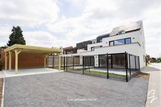 <p>Te koop te Berlare!<br />Bent u op zoek naar een energiezuinige en instapklare nieuwbouwwoning? Dan is deze moderne woning zeker een bezoek waard!<br />Bij het betreden van de woning komt u terecht in een verzorgde inkomhal met apart gastentoilet. Verder beschikt het gelijkvloers over een praktische berging die eveneens perfect kan dienen als bureau- of hobbyruimte. De lichtrijke en ruime leefruimte vormt samen met de volledig geïnstalleerde open keuken het hart van de woning. Dankzij het grote schuifraam geniet u van een mooie verbinding met de tuin en het terras.<br />Op de eerste verdieping bevinden zich twee ruime slaapkamers, een comfortabele badkamer uitgerust met alle hedendaagse voorzieningen en een afzonderlijk toilet.<br />Achterste slaapkamer geeft toegang naar een prachtig terras.<br />De tweede verdieping biedt plaats aan een derde, zeer ruime slaapkamer en een extra zolderruimte die ideaal is als stockage- of bergruimte.<br />Achteraan het perceel zijn een autostaanplaats en een carport voorzien. Bovendien wordt aan de carport een buitenkraan geïnstalleerd, ideaal voor het reinigen van uw wagen.<br />De volgende werken worden nog afgewerkt door de bouwheer:<br />- Aanleg van grasmatten in de tuin;<br />- Plaatsing en afwerking van de carport;<br />De ligging vormt een absolute meerwaarde: op wandelafstand van het gezellige centrum van Berlare met zijn winkels, scholen en openbaar vervoer. Daarnaast bevinden de prachtige Gratiebossen zich vlakbij, ideaal voor natuurliefhebbers, wandelaars en fietsers.<br />Troeven:<br />- Mogelijkheid tot aankoop aan 6% BTW (onder voorwaarden)<br />- Energiezuinige nieuwbouwwoning<br />- 3 volwaardige slaapkamers<br />- Volledig geïnstalleerde open keuken<br />- Terras en tuin<br />- Carport en private autostaanplaats<br />- Aanwezigheid van zonnepanelen<br />Interesse? Contacteer collega Bernhard 0476 022 089 of bernhard@cornelis-goeman.be vandaag nog voor meer informatie of een bezoek ter plaatse!<br />* Verlaagd BTW-tarief van 6% mogelijk mits voldaan wordt aan de wettelijke voorwaarden.</p>