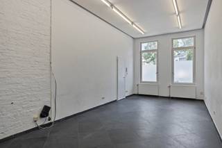 Kantoorruimte op het gelijkvloers gelegen aan het LaarIndeling:Via de gemeenschappelijke inkomhal van het gebouw betreedt men de handelsruimte,...