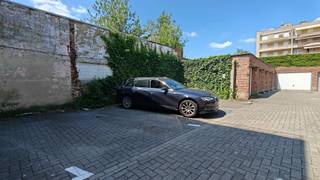 <p><span>Ruime autostaanplaats te koop op een afgesloten parkeerterrein. De autostaanplaats wordt afgeschermd door een automatische poort die met afstandsbediening kan geopend worden.</span></p><p><span> </span></p><p><span>Interessant voor zowel eigen gebruik als investering! Contacteer ons voor meer info.</span></p>