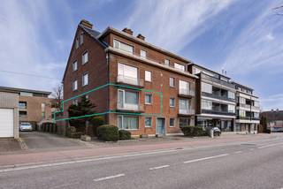 VERZORGD APPARTEMENT MET 3 SLAAPKAMERS, RUIM TERRAS EN AUTOSTAANPLAATS NABIJ HET CENTRUM VAN BILZENDit verzorgde appartement vinden we terug aan de...