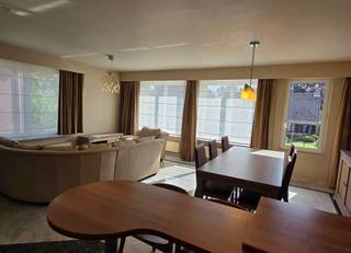 <p><span>RUIM EN KWALITATIEF APPARTEMENT 95M² MET 2 SLAAPKAMERS, WEST-GEORIËNTEERD TERRAS 11M² EN GARAGE<br />1ste verdieping - ligging in een kleinschalige residentie met vlotte bereikbaarheid via A12, N16 en N17</span></p><p><span> </span></p><p><span>Inkomhal (3,3 x 1,4m) / living met eetplaats en super-ingerichte open keuken (totale opp.: 37m²) / 2 slaapkamers (14m² (met toegang tot terras (11m²); 2,9 x 2,6m) / badkamer (2,9 x 1,9m) met dubbele wastafel, douche en wc / berging met was- en stookplaats.</span></p><p><span> </span></p><p><span>Garage (6,2 x 3,2m) op parking achter gebouw.</span></p><p><span> </span></p><p><span>Appartement is voorzien van raamdecoratie.</span></p><p><span> </span></p><p><span>Appartement is bewoonbaar door maximaal 3 personen.</span></p>