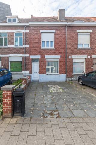 Te renoveren, centraal gelegen woning met 2 slaapkamers (4 mogelijk), tuin en oprit.<br />(er werd AI gebruikt- foto's voor en na om de mogelijkheden te tonen. Daarbij werd rekening gehouden werd met de bestaande indeling en vaste elementen). Opgepast! voor structurele veranderinngen en wijzigingen aan de buitenkant van de woning dient er een akkoord te zijn van stedenbouw.