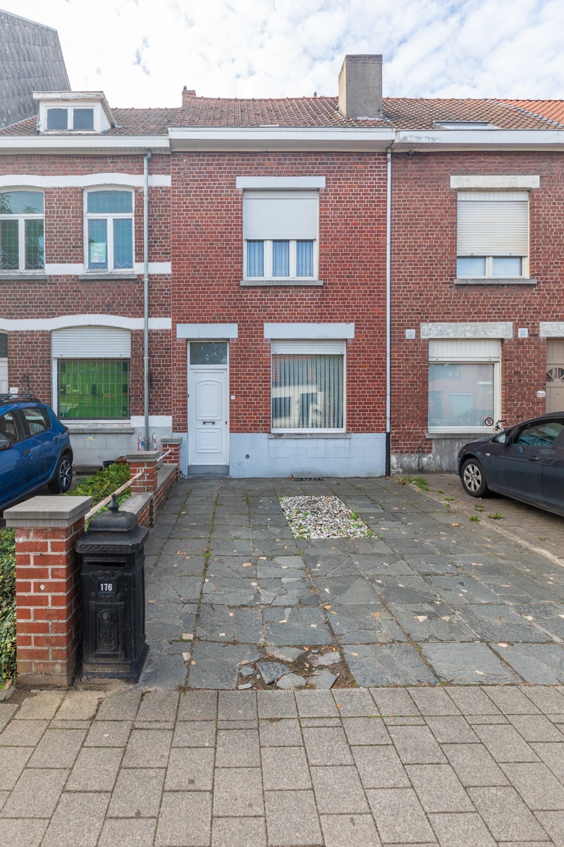 Te renoveren, centraal gelegen woning met 2 slaapkamers (4 mogelijk), tuin en oprit. - foto 2