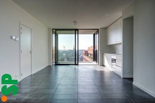 Het appartement heeft de volgende indeling: men komt binnen in de leefruimte voorzien van een eetkamer en een open volledig geïnstalleerde keuken (tegels, kasten, koelkast, spoelbak, vaatwasser, dampkap, inductievuur). Aangrenzend aan de leefruimte is een overdekt terras met buitenberging voorzien. Verder is er nog een bureelruimte, berging/wasplaats, ruime slaapkamer en badkamer met inloopdouche aanwezig.<br /><br />In het gebouw is een lift aanwezig.<br /><br />Mogelijkheid tot bijhuren ondergrondse autostaanplaats aan € 85 + € 12,10 algemene onkosten per maand. <br /><br />- € 50 algemene onkosten per maand (inclusief brandverzekering)<br />- EPC: 78 kWh/m²<br />- CV = Aardgas via vloerverwarming<br />- Huisdieren zijn bespreekbaar!<br /><br />Residentie "BELLE FONTAINE" is de allerlaatste fase van het unieke project op de terreinen van de voormalige Anco fabriek te Turnhout. Gelegen langs het kanaal Dessel-Schoten en aan de jachthaven 'De Nieuwe Kaai' biedt dit project zijn bewoners rustig wonen op een bijzonder fraaie locatie aan het water en in het groen. In de directe omgeving bevinden zich verschillende drank- en eetgelegenheden, winkels, haltes openbaar vervoer, enz.... De op- en afritten Turnhout-West en Turnhout-Centrum van de snelweg E34 Eindhoven-Antwerpen zijn nabij.<br /><br />Voor bijkomende informatie of een bezoek ter plaatse kan u steeds contact opnemen met Immo S|P op 014/59.10.20. of via info@immosp.be.