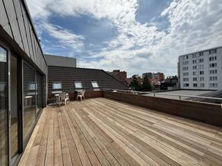 Quares - TREVI Groep presenteert:<br />
<p>Stap binnen in deze indrukwekkende en lichtrijke loft waar ruimte, comfort en een moderne afwerking perfect samenkomen. De royale leefruimte met hoge plafonds en een open vide zorgt voor een uitzonderlijk gevoel van volume, terwijl de grote raampartijen het volledige pand laten baden in natuurlijk daglicht.<span></span></p>
<p>De stijlvolle, volledig uitgeruste open keuken met ruim kookeiland vormt het hart van de woning en sluit naadloos aan op de leefruimte, ideaal voor gezellige avonden met familie en vrienden. Op de mezzanine bevindt zich een bijzonder ruime slaapkamer die dankzij de open indeling een uniek loftgevoel creëert.</p>
<p>De woning beschikt bovendien over twee moderne badkamers, elk voorzien van een inloopdouche, wat zorgt voor optimaal comfort. Praktische extra's zoals twee afzonderlijke bergingen bieden heel wat opbergruimte.</p>
<p>Als absolute troef beschikt deze loft over een ruim dakterras, waar je in alle rust kan genieten van de buitenlucht. De combinatie van de indrukwekkende volumes, overvloedige lichtinval en kwalitatieve afwerking maakt van deze instapklare loft een unieke woongelegenheid voor wie op zoek is naar een eigentijdse woning met karakter en uitzonderlijk veel ruimte.</p>