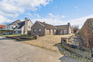 Deze op te frissen charmante bungalow met open bebouwing is gelegen op een ruim perceel van 907 m² en biedt een bewoonbare oppervlakte van ca. 155...