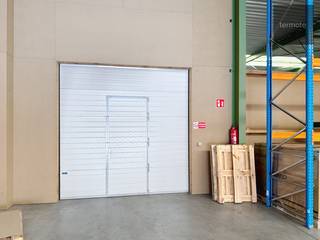 Magazijn / opslagplaats van 465m²<br />Vooraan bevindt zich een geautomatiseerde poort van 4m20H op 3m50B met erachter een gezamelijk laad/losplaats.<br />Achteraan de opslagplaats van 20m bij 23m met <br />- geïsoleerd dak met lichtstraat<br />- vrije hoogte 5m65<br />- gepolierde betonvloer<br />- verlichting aanwezig<br />- elektriciteit 380V/160A<br />- warmeluchtblazer op mazout<br />Vrij vanaf 01/12/2025<br />