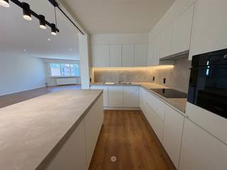<p><span>SINT-AMANDSBRG - </span><span>Bent u op zoek naar een ruim duplex appartement met groot terras? </span></p><p><span>Dan is dit pand mogelijk iets voor u. </span></p><p><span> </span></p><p><span>De belangrijkste kenmerken in een notendop: </span></p><ul><li><span>Lichtrijk appartement</span></li></ul><ul><li><span>Zonnig terras van 60m²</span></li><li><span>Volledig gerenoveerd in 2026 (nieuwe keuken, badkamer, schilderwerken, verlichting ...)</span></li><li><span>Vlot bereikbaar, winkels en handelszaken op wandelafstand</span></li><li><span>Gelegen op een boogscheut van het centrum van Gentbrugge en Sint-Amandsberg</span></li></ul><p><span> </span></p><p><span>Zo ziet het pand eruit: </span></p><p><span>Dit duplex appartement is gelegen op de tweede verdieping en bereikbaar via zowel de trap als de lift, die uitkomt in een private inkomhal met gastentoilet. Vanuit de inkomhal betreedt u de lichtrijke woonkamer met aansluitend een volledig uitgeruste keuken. De keuken beschikt over een inductiekookplaat, dampkap, combi-oven en koelkast.</span></p><p><span> </span></p><p><span>Op de bovenverdieping bevinden zich een apart toilet,  een slaapkamer en aansluitende de badkamer voorzien van een wastafel en douche. </span></p><p><span> </span></p><p><span>Een absolute troef is het uitzonderlijke ruime en volledige private daktterras van maar liefst 60m². Tot slot beschikt het appartement over een ruime kelderberging en een afgesloten plaats voor de fietsen.</span></p><p><span> </span></p><p><span>Onmiddellijk beschikbaar </span></p><p><span>Huurprijs: €1.180</span></p><p><span>Excl. elektriciteit, gas en water<br /><br /></span></p><p><span>Interesse? </span><span>Voor een bezoek ter plaatse, vul het huurprofiel in via onze website</span><span>: <span>www.axellenaerts.be/huren</span></span><span> </span></p><p><span> </span></p><p><span> </span></p>